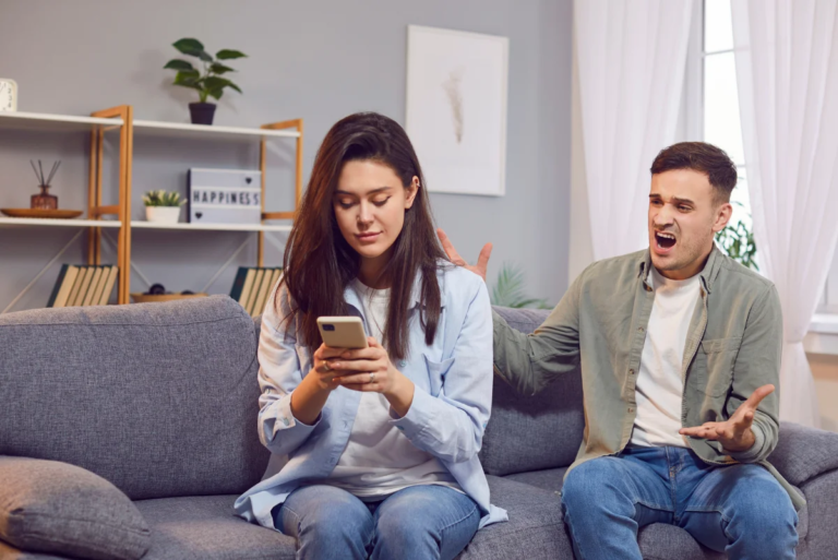 11 Early Signs of a Controlling Man