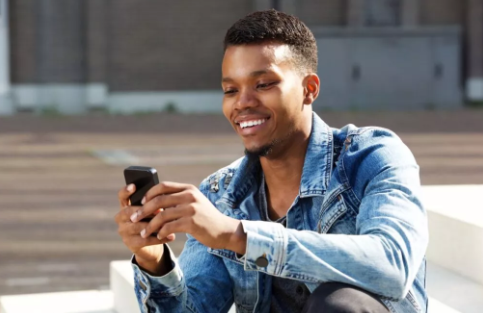 The 10-Second Text That Will Make Him Smile For Hours