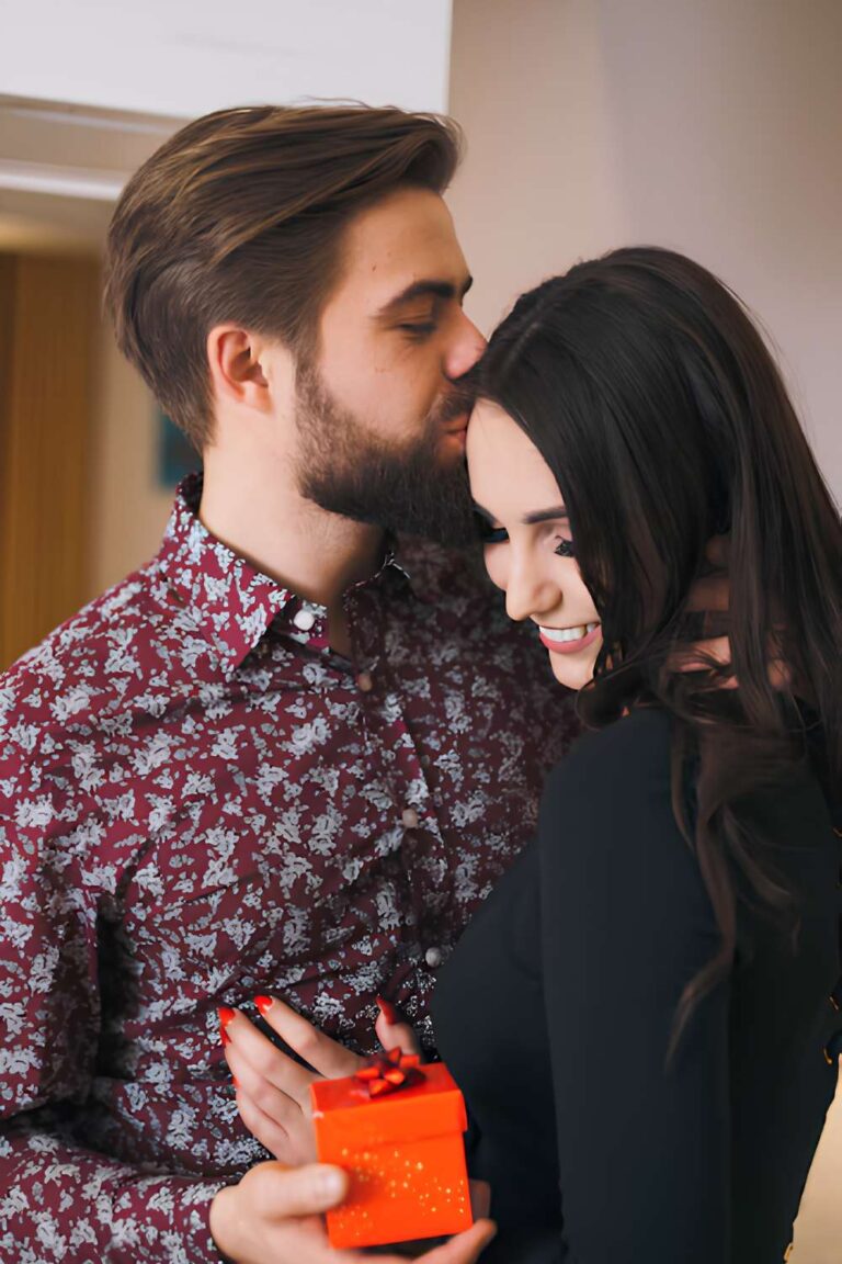 6 Signs That He Still Likes You Even Though He Has a Girlfriend