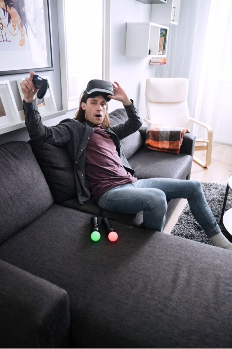 How To Tell If Your Boyfriend Is Texting Another Girl: 8 Signs You Shouldn't Ignore